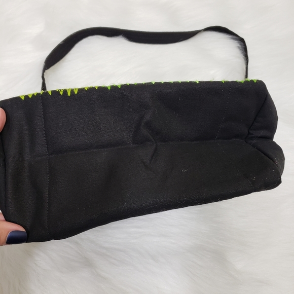 Embroidered quilted medium sized purse with amazing detail - Picture 13 of 14